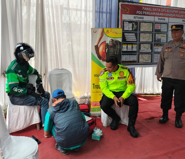 Kapolres Karawang Tinjau Pos Pengamanan Kartim dan Kanzen, Beri Motivasi Personel Pengamanan Mudik