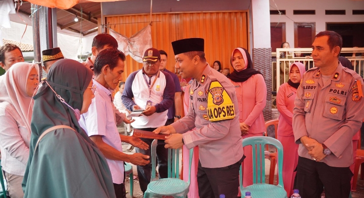 Kapolres Karawang Kunjungi Keluarga Korban Laka Maut di Majalengka, Warga Rengasdengklok