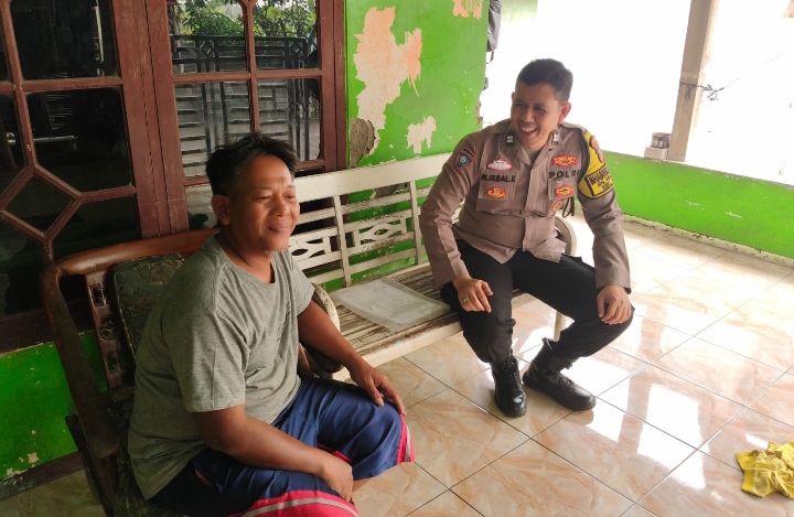 Waspada TPPO, Bhabinkamtibmas Polsek Klari Patroli Sambang Warga, Jangan Tergiur Gaji Besar