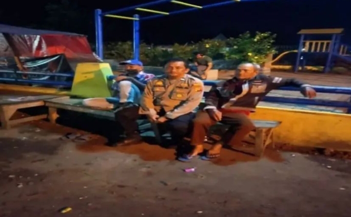 Bhabinkamtibmas Ikut Serta Dalam Giat Ronda Bersama Warga
