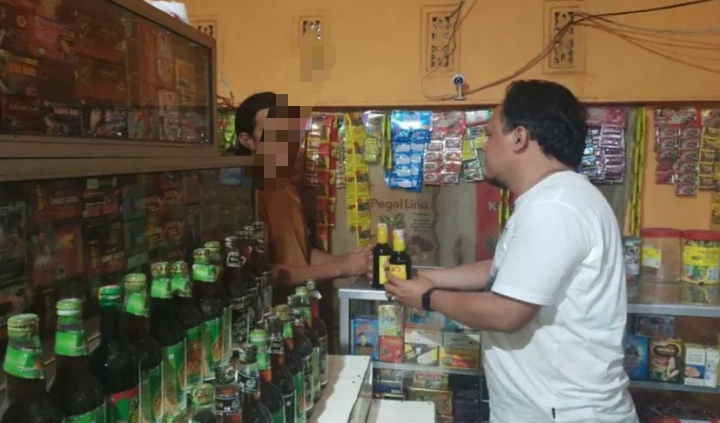 Kring Serse Polsek Banyusari Datangi Toko Jamu Temukan Miras 2 Botol Kecil