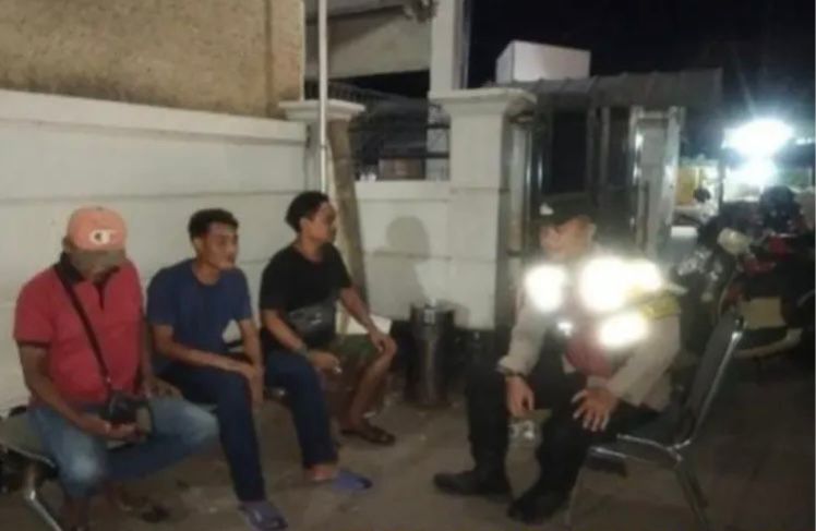 Anggota Bhabin Polsek Banyusari Melaksanakan Sosialisasikan Bahaya Judi Online Kepada Masyarakat