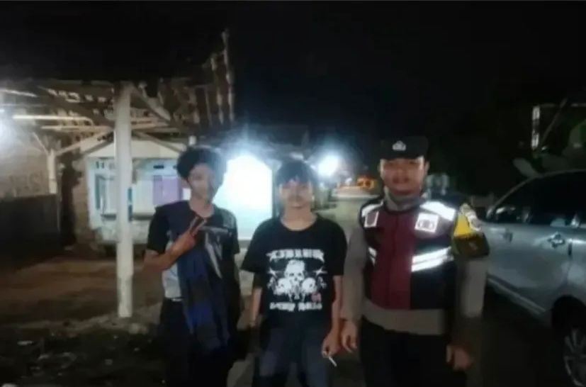 Bhabinkamtibmas Ikut Serta Dalam Giat Ronda Bersama Warga