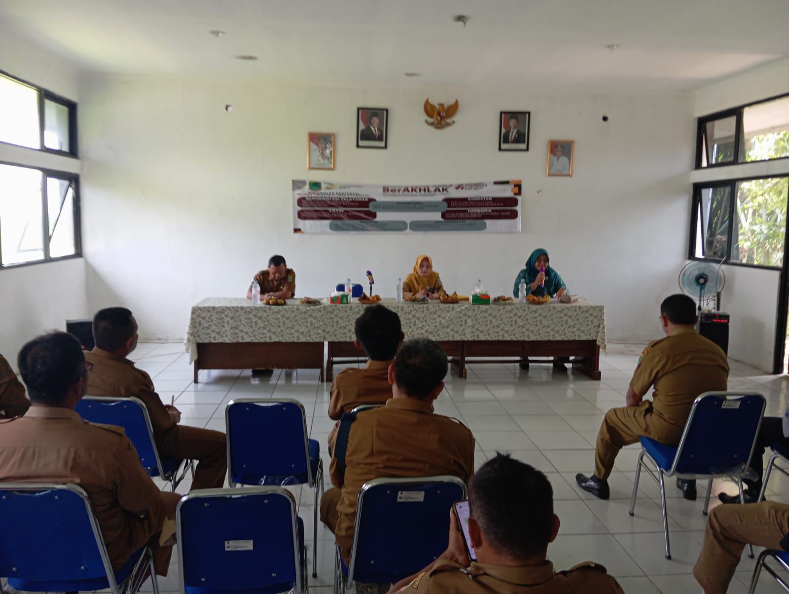 Kapolsek Banyusari mengikuti Rapat Minggon Tingkat Kecamatan Banyusari