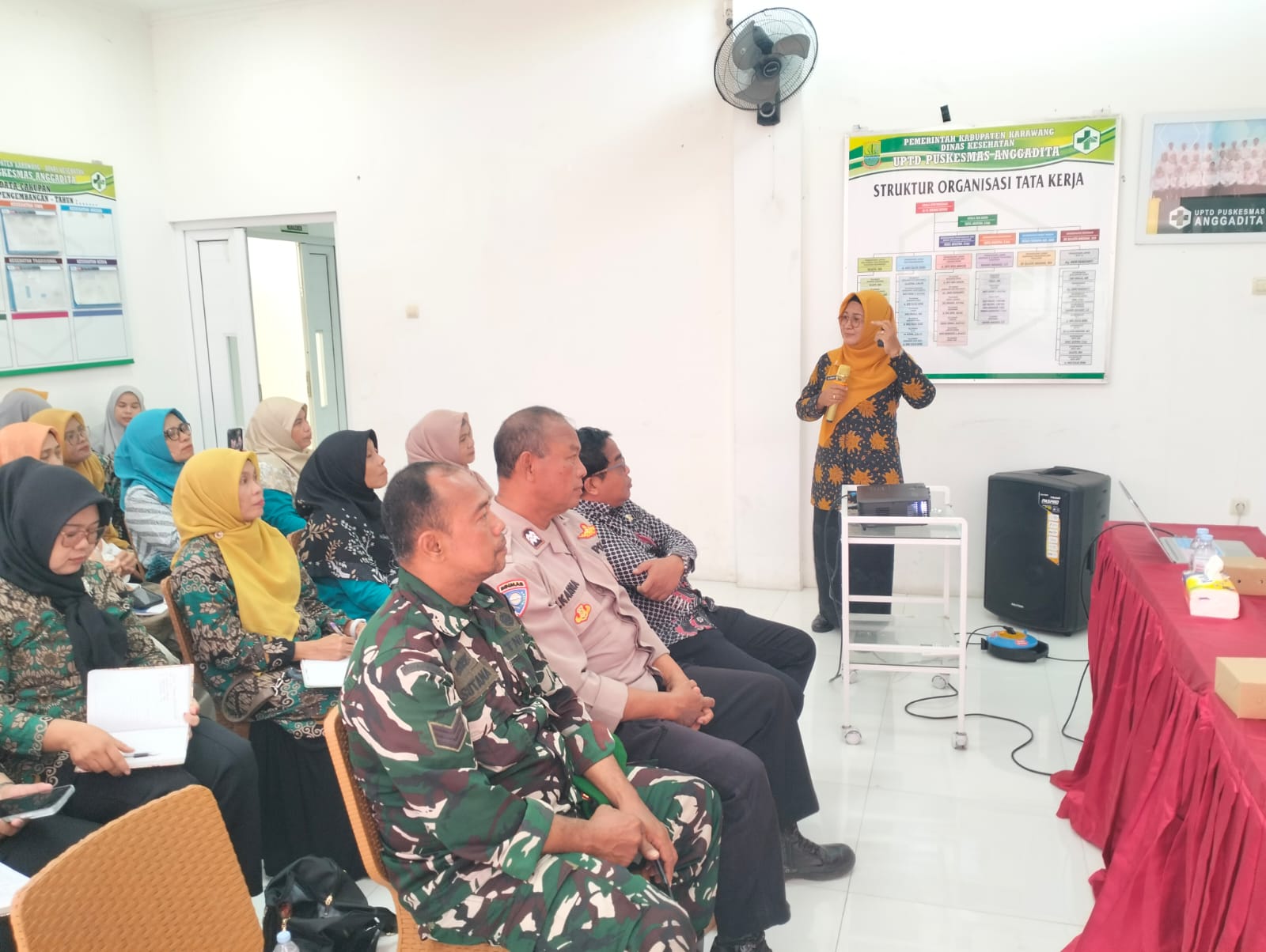 Bhabinkamtibmas Desa Anggadita Hadiri Rapat Logmin di Puskesmas Desa Anggadita