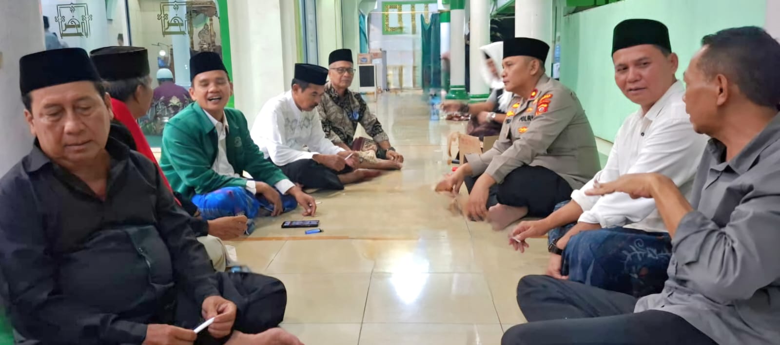 Kapolsek Klari Melaksanakan Giat Jum’at Curhat di Masjid Miftahutaqwa Desa Duren