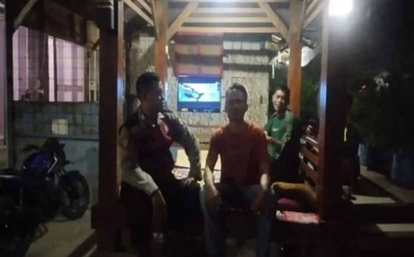 Bhabinkamtibmas Ikut Serta Dalam Giat Ronda Bersama Warga