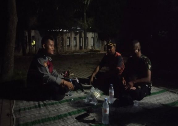 Anggota Bhabin Polsek Banyusari Melaksanakan Sosialisasikan Bahaya Judi Online Kepada Masyarakat