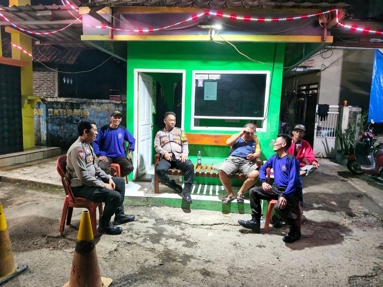 Dua Personil Polsek Klari Patroli Malam Sambangi Warga Perum Saat Ronda Malam