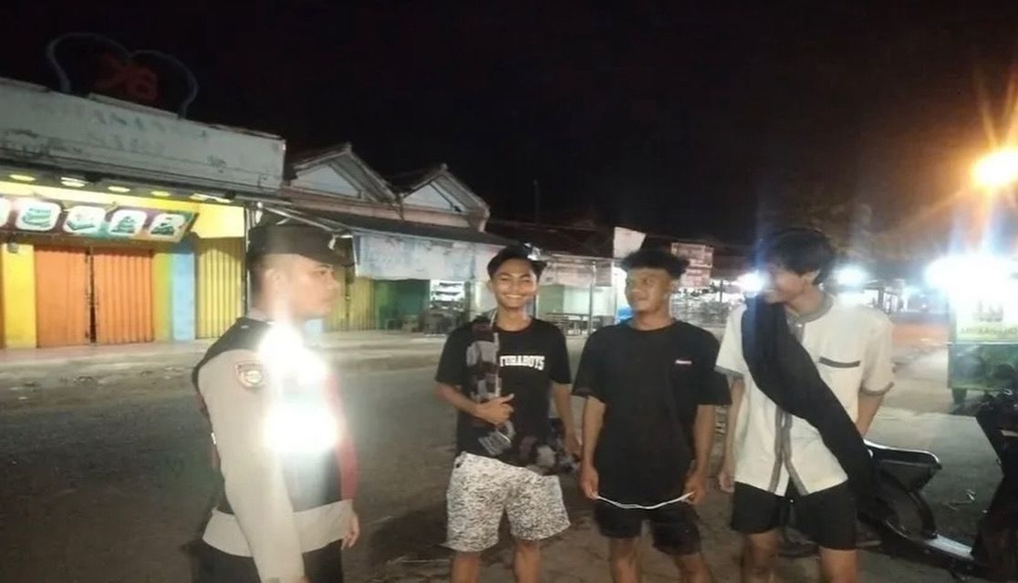 Bhabinkamtibmas Ikut Serta Dalam Giat Ronda Bersama Warga