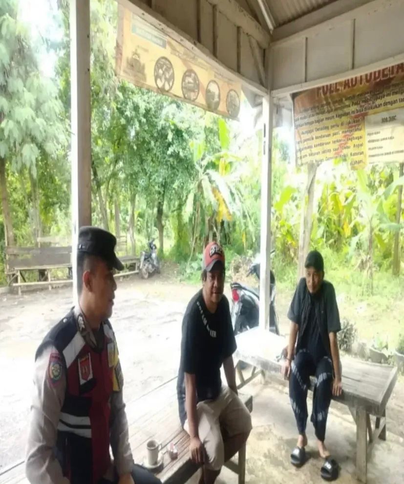 Anggota Bhabin Polsek Banyusari Melaksanakan Sosialisasikan Bahaya Judi Online Kepada Masyarakat