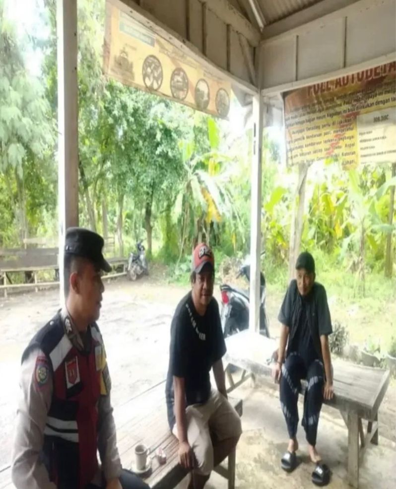Anggota Bhabin Polsek Banyusari Melaksanakan Sosialisasikan Bahaya Judi Online Kepada Masyarakat
