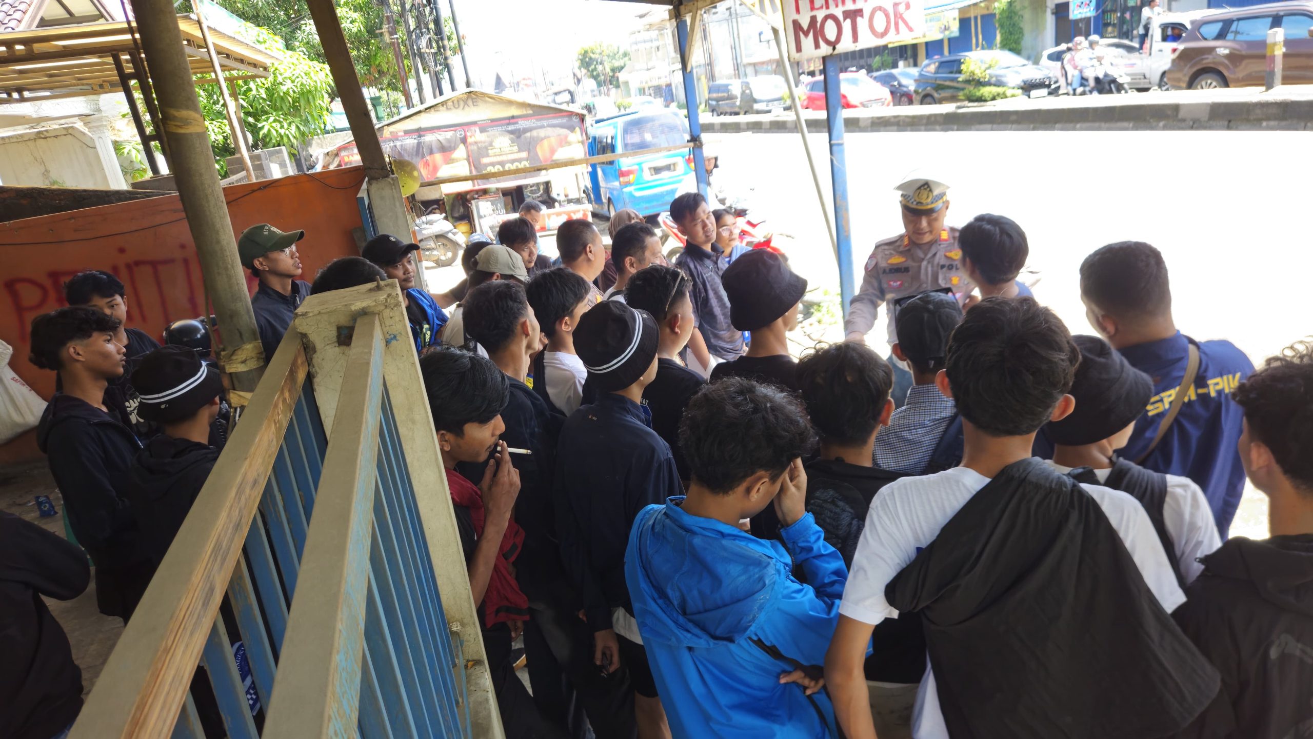 Polsek Klari Pengamanan Keberangkatan Suporter Viking Klari Menuju GBLA