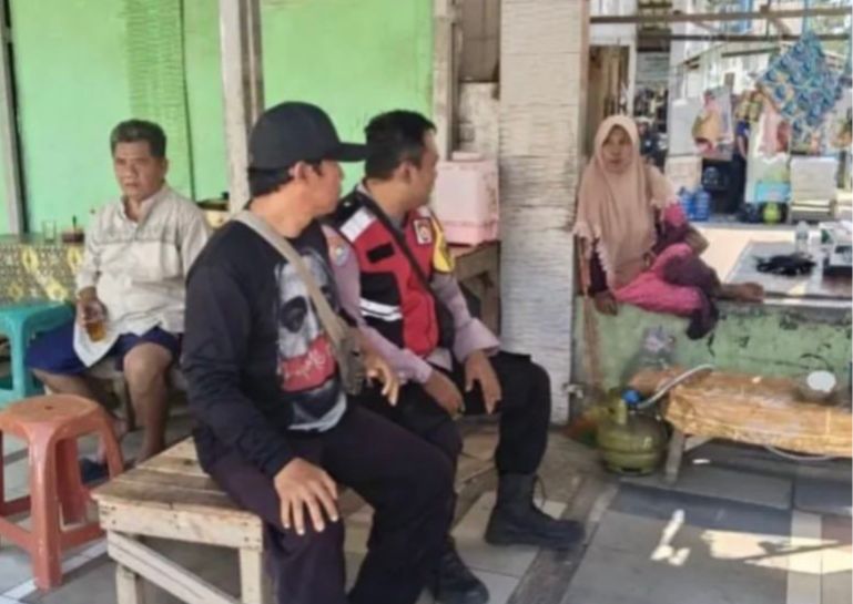 Anggota Bhabin Polsek Banyusari Melaksanakan Sosialisasikan Bahaya Judi Online Kepada Masyarakat