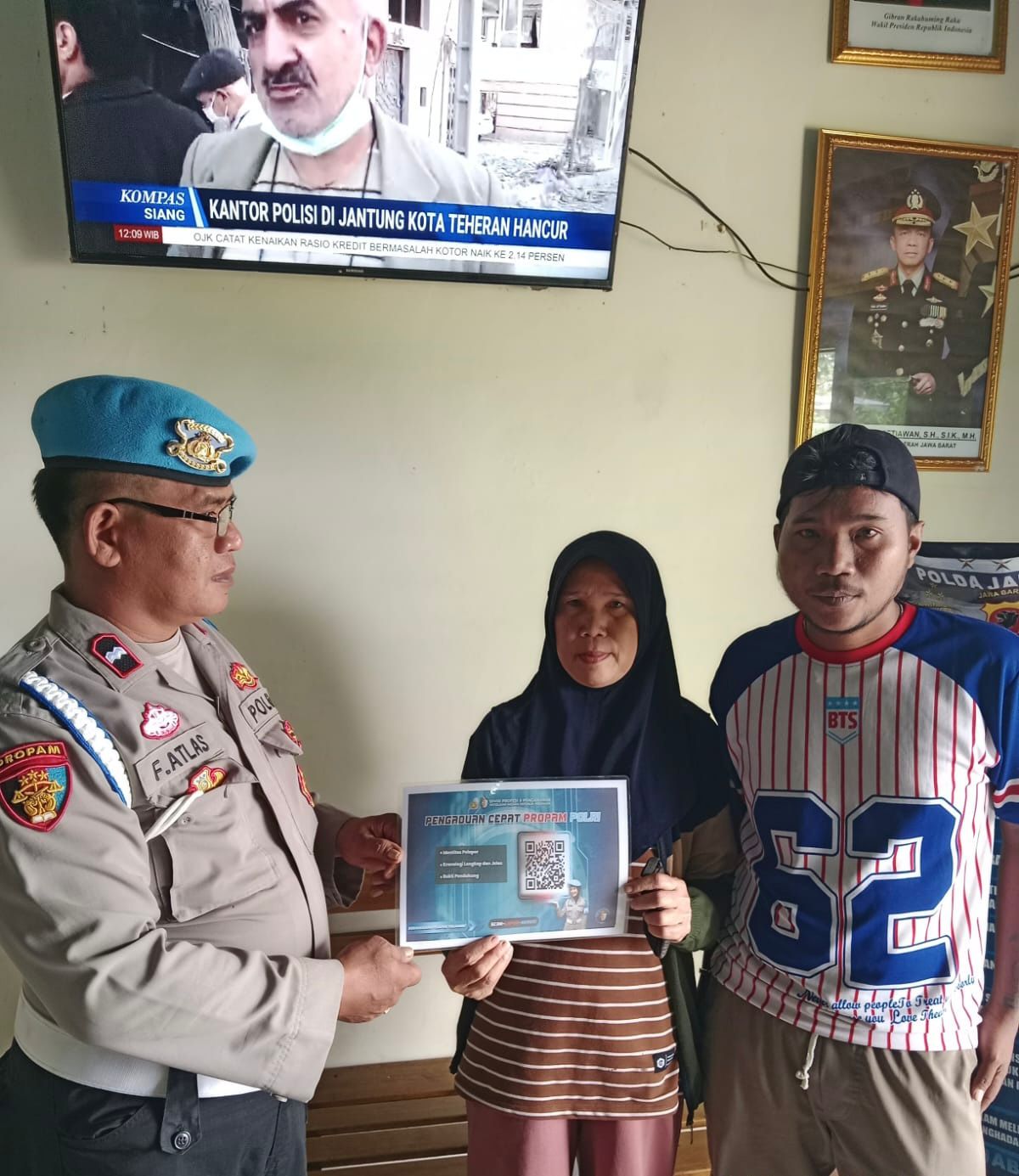 Polsek Banyusari Melaksanakan Sosialisasi QR Barcode ke Masyarakat Pengaduan Divisi Propam Polri Bidpropam Polda Jabar