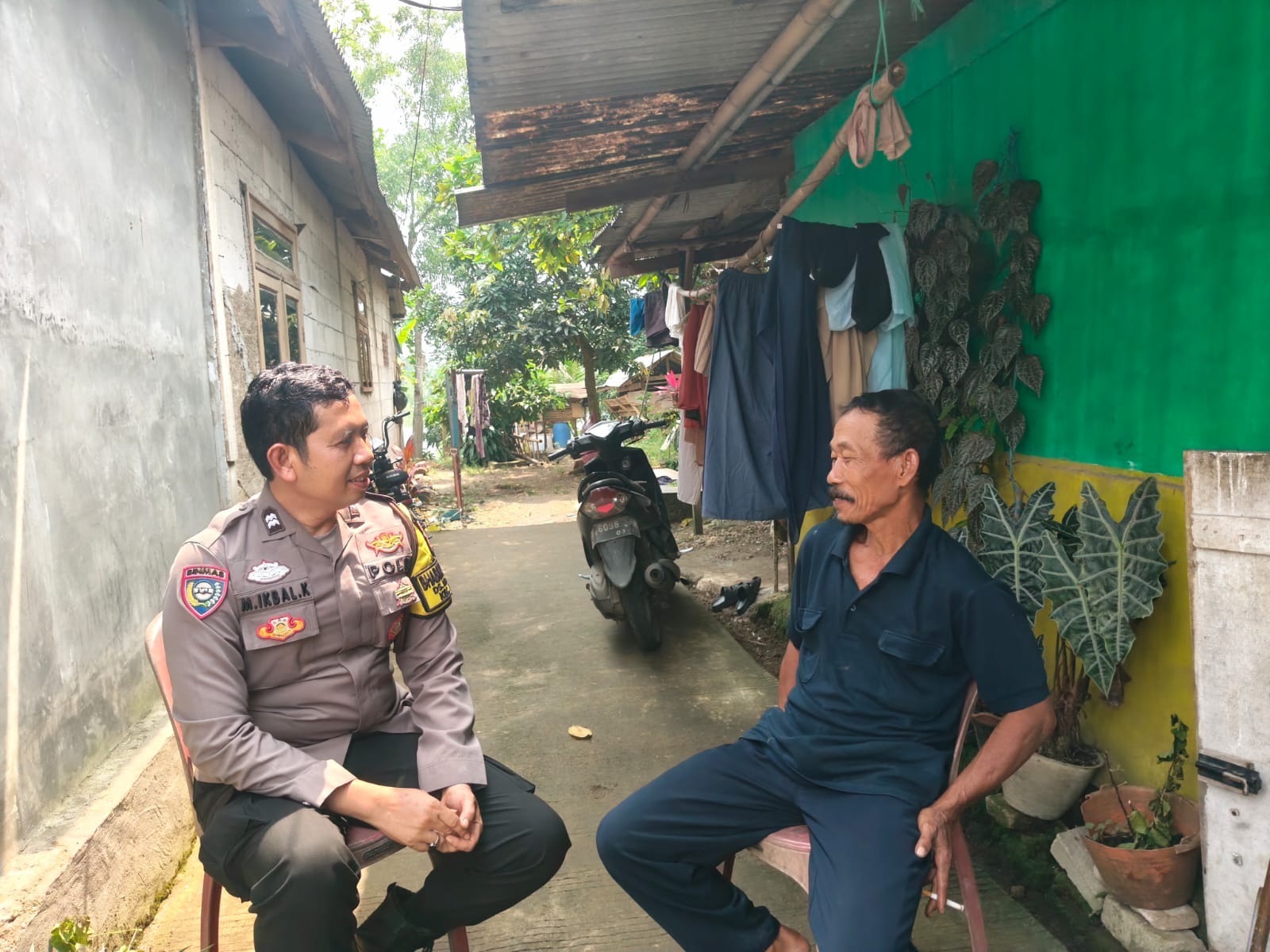 Bhabinkamtibmas Polsek Klari Ajak Warga Walahar Untuk Kenali Bahaya Judol