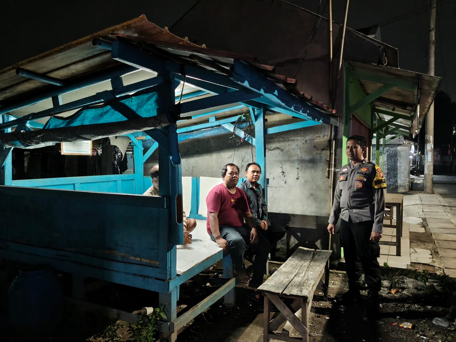 Bhabinkamtibmas Desa Walahar Polsek Klari Sambangi Pos Kamling, Sampaikan Pesan Kamtibmas