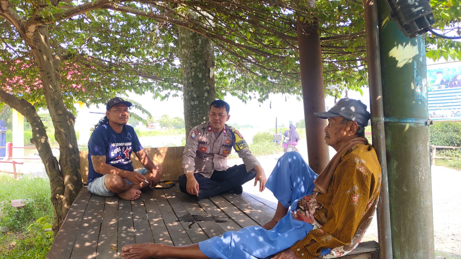 Bhabinkamtibmas Polsek Klari Bersama Warga Binaan Ngobrol Santai Bahas Kamtibmas