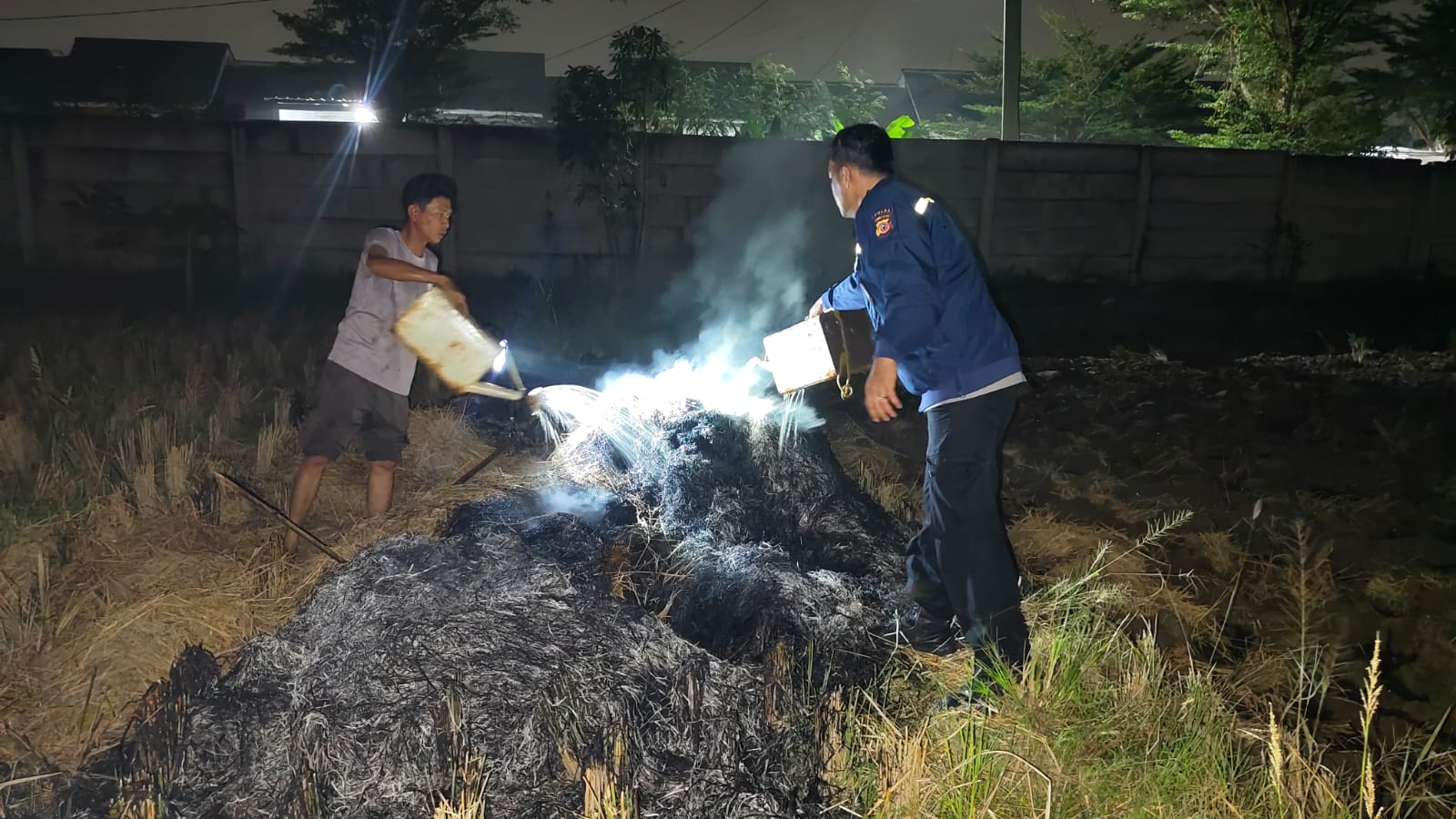 Menindaklanjuti Dumas, Polsek Klari Bersama Warga Sigap Padamkan Api di Area Pesawahan
