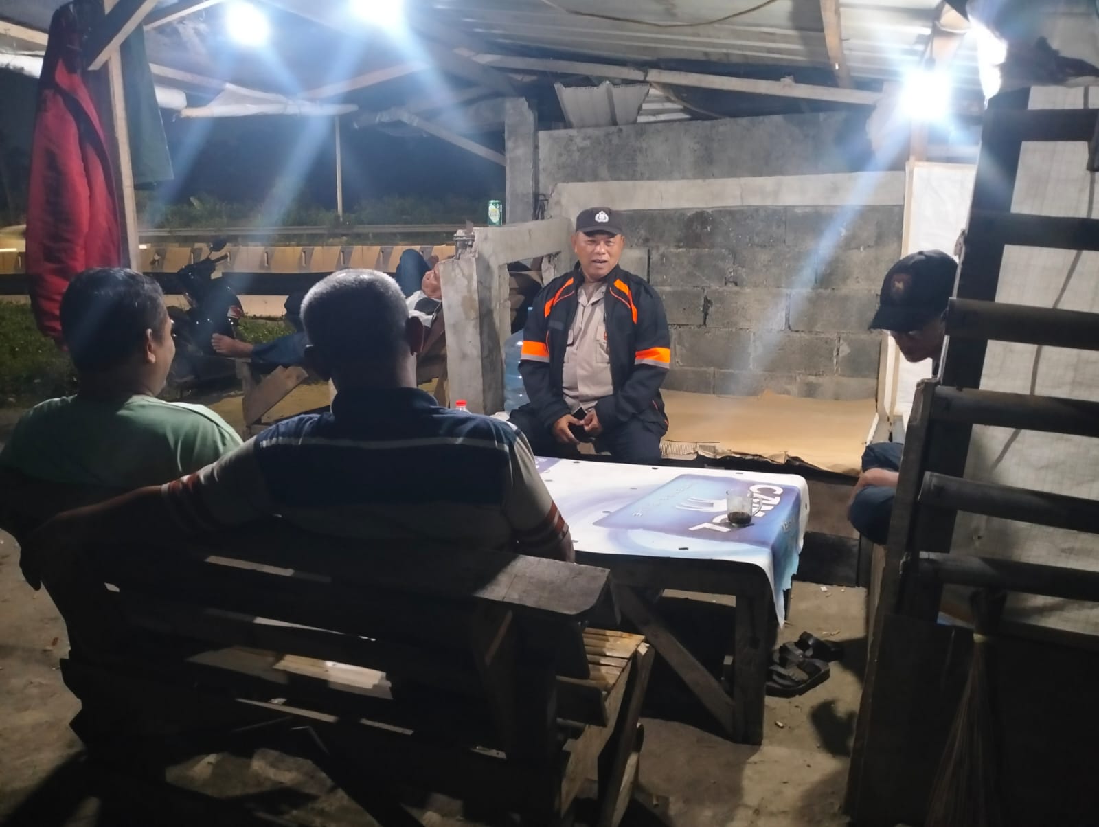 Perkuat Keamanan Lingkungan, Bhabinkamtibmas Polsek Klari Gelar Ronda Malam Bersama Warga