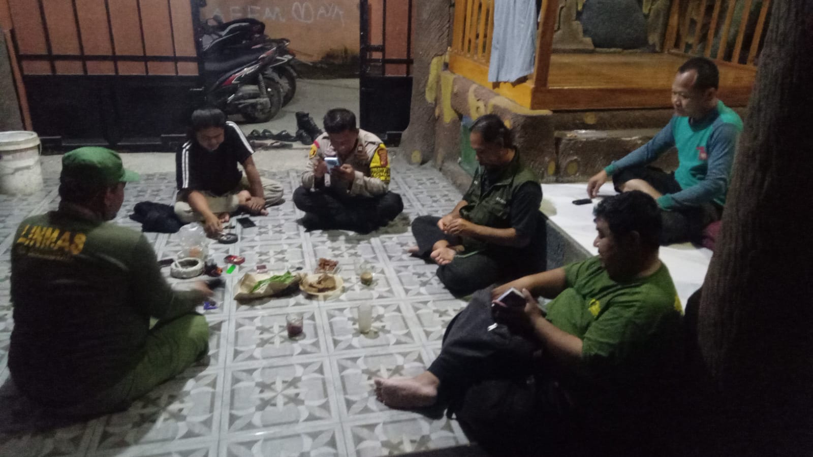 Suasana Sambang Ronda Malam, Bhabinkamtibmas Berdialog Dengan Warga Perum Mustika Prakarsa