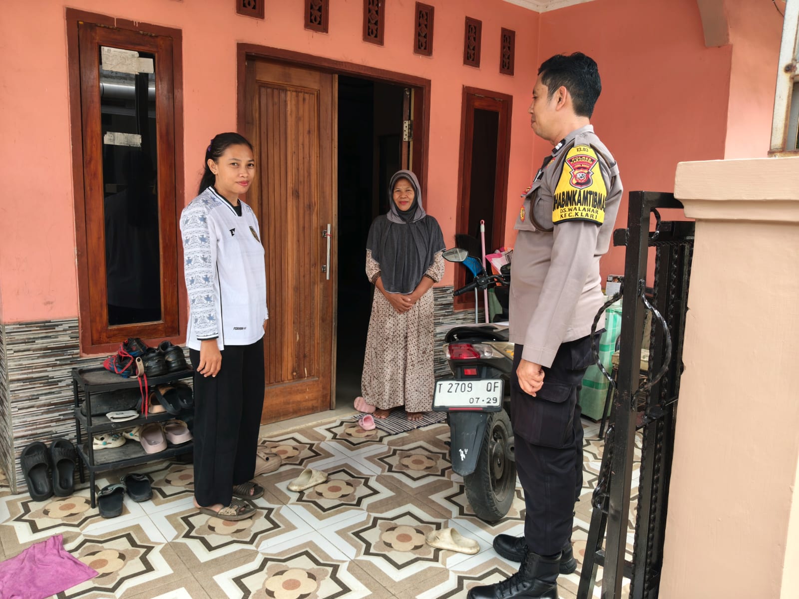Bhabinkamtibmas Desa Walahar Sapa Warga Saat Laksanakan Giat Sambang Humanis
