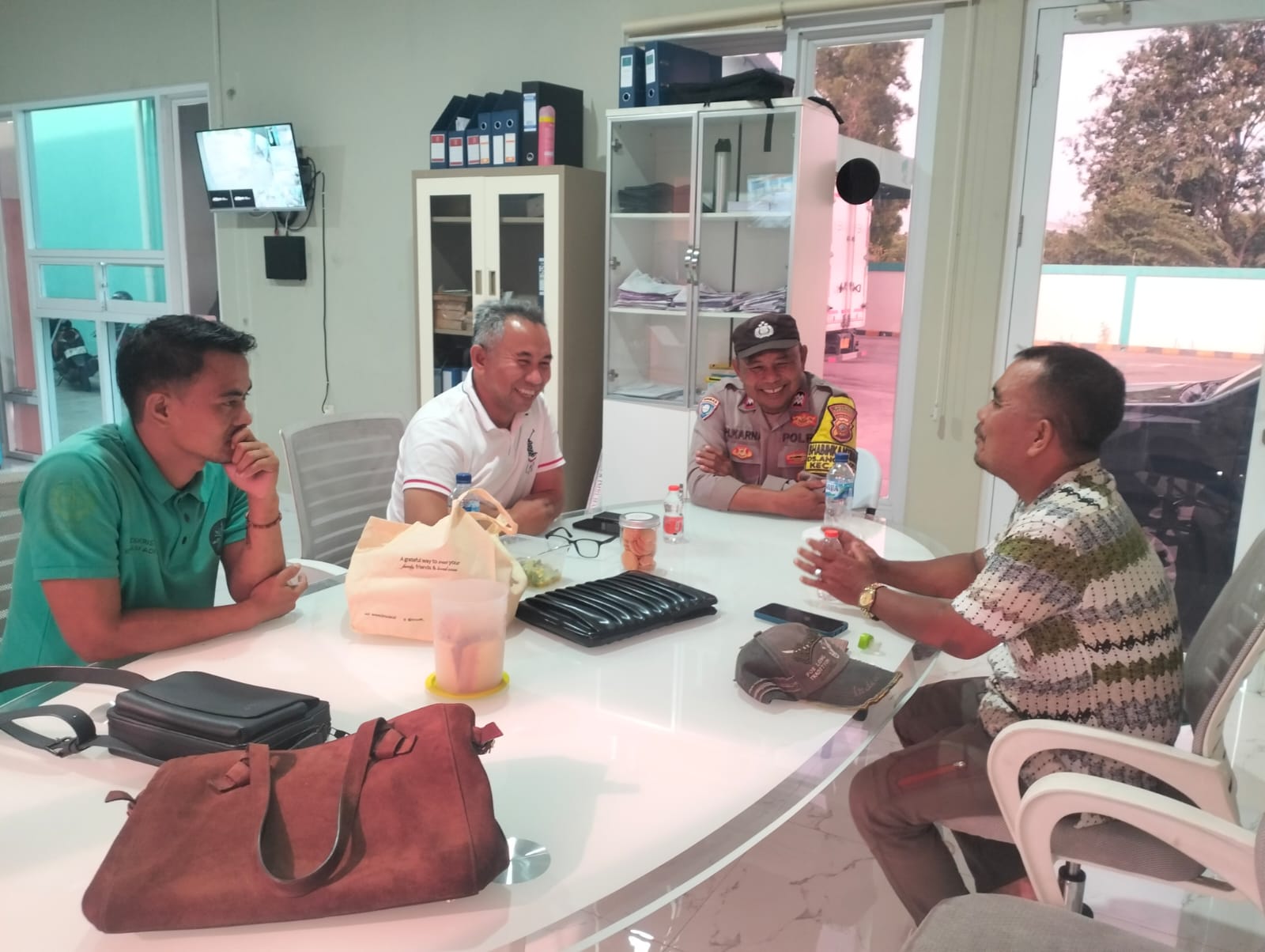 Bangun Sinergi Kamtibmas, Bhabinkamtibmas Polsek Klari Sambangi Warga Dusun Rumambe