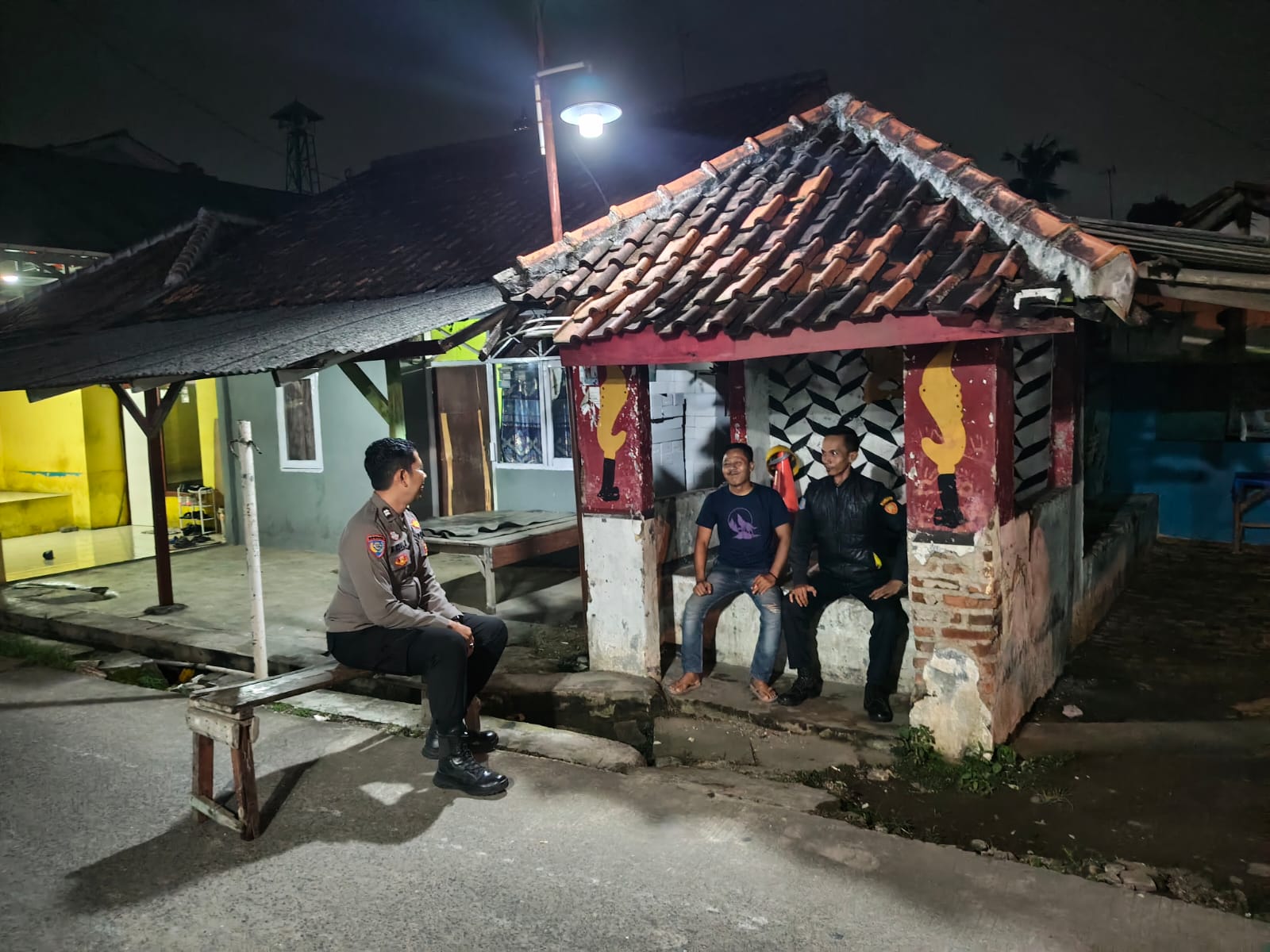 Sambangi Pos Kamling Desa Walahar, Aiptu H.M. Ikbal Karis Sampaikan Pesan Kamtibmas ‎