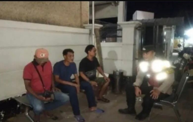 Anggota Bhabin Polsek Banyusari Melaksanakan Sosialisasikan Bahaya Judi Online Kepada Masyarakat
