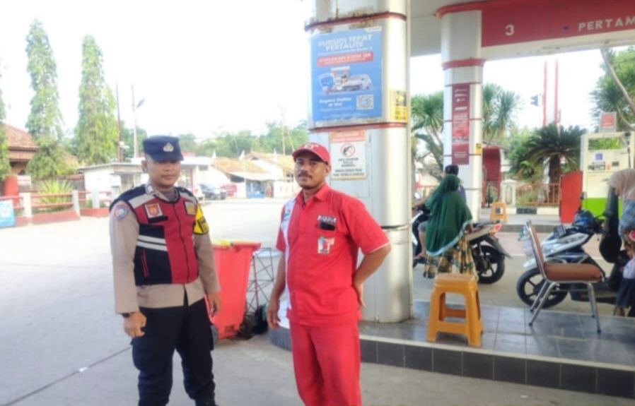 Kunjungi SPBU, Prekat Polsek Banyusari Berikan Rasa Aman