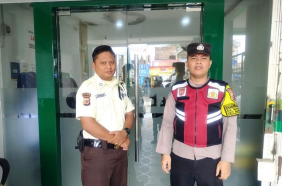 Kunjungi Kantor Pegadaian Gempol Patroli Prekat Polsek Banyusari di Siang Hari