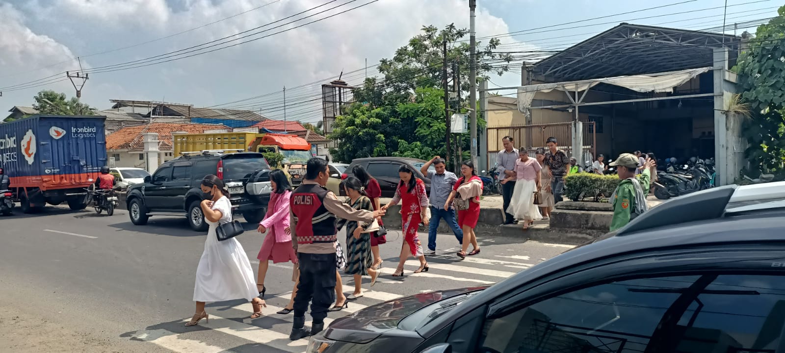 Wujudkan Kamseltibcar Lantas, Personel Polsek Klari Bantu Warga Menyeberang Jalan