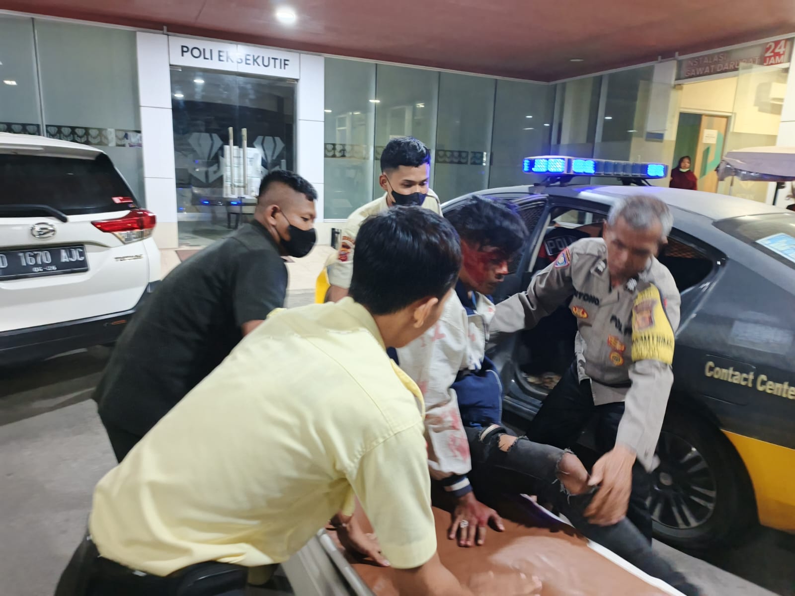 Sigap Bantu Evakuasi Korban Laka Lantas, Personil Polsek Klari Bawa Korban Ke Rumah Sakit Menggunakan Mobil Patroli