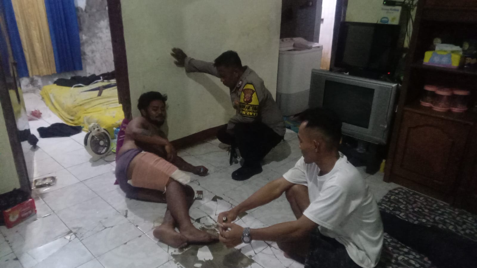 Peduli kepada Warganya, Bhabinkamtibmas Polsek Klari Jenguk Warga Yang Sakit ‎