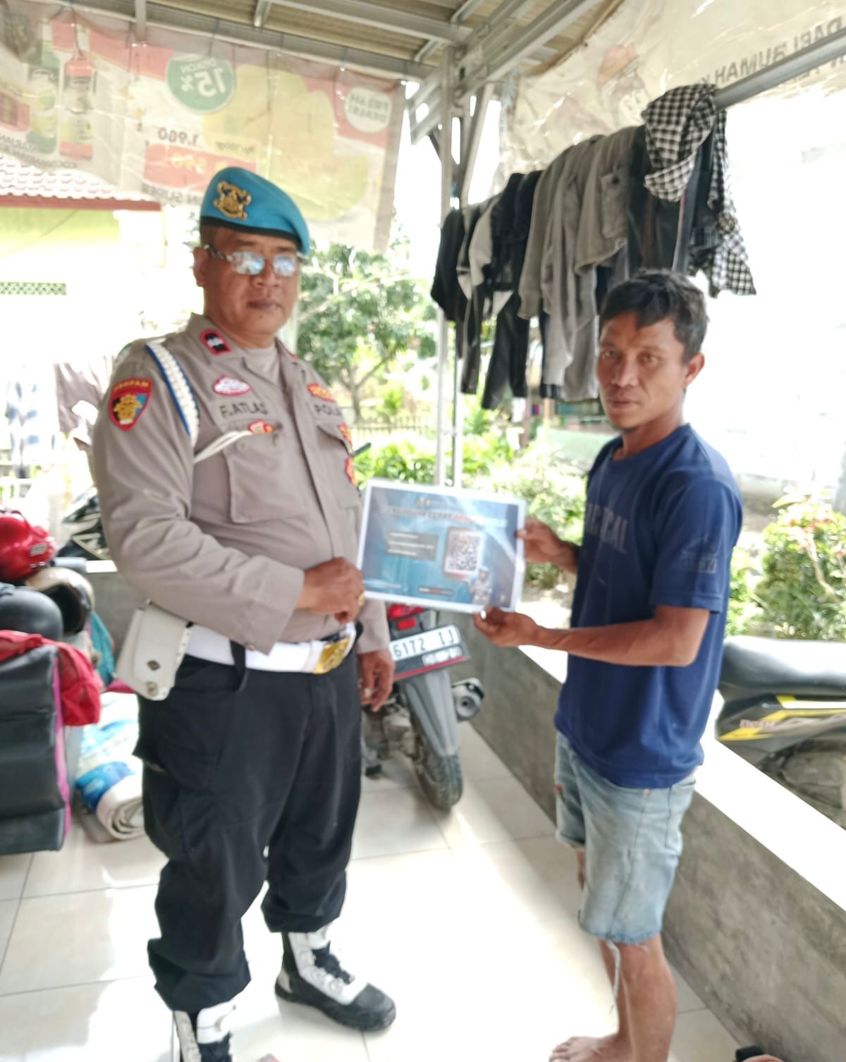 Polsek Banyusari Melaksanakan Sosialisasi QR Barcode ke Masyarakat Pengaduan Divisi Propam Polri Bidpropam Polda Jabar