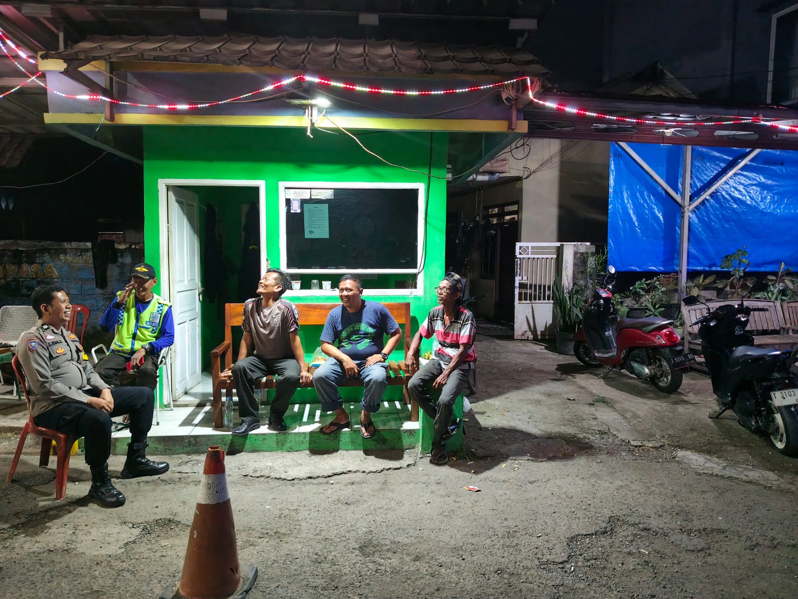 Bhabinkamtibmas Polsek Klari Ngawangkong Kamtibmas bersama Warga di Pos Ronda Perumahan