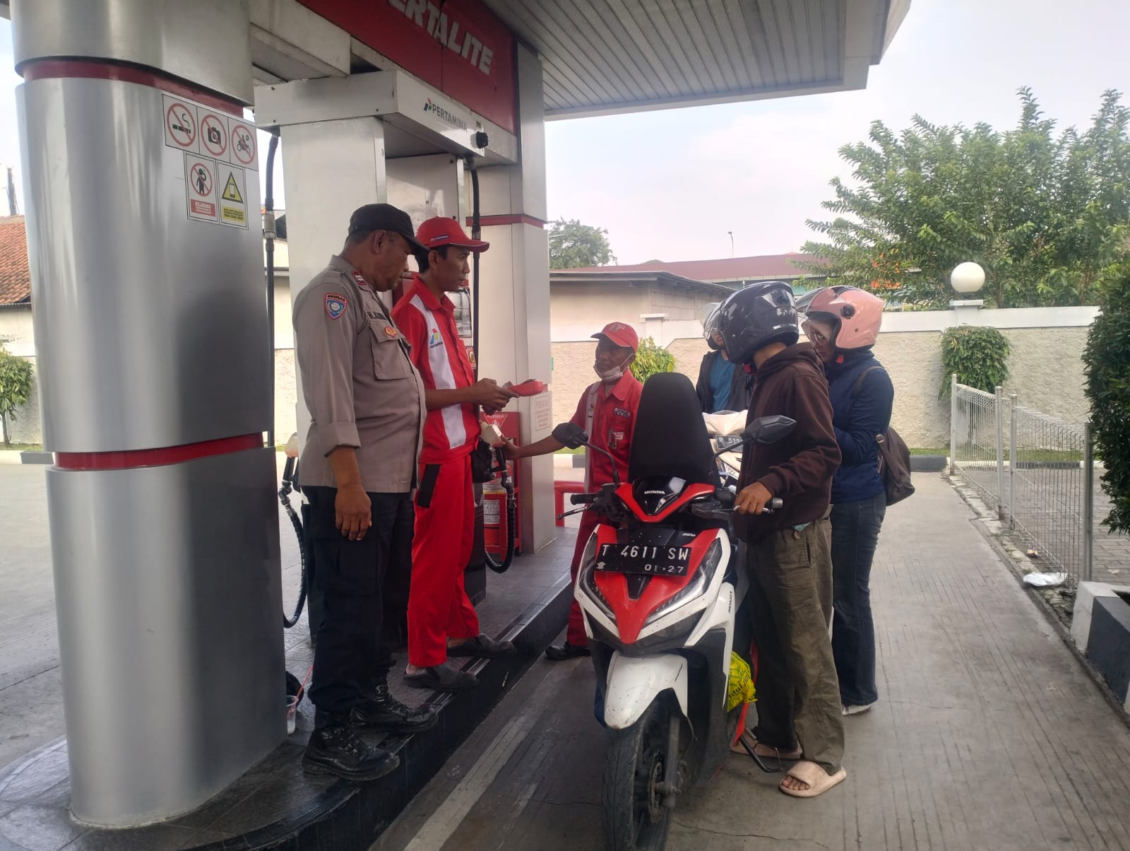 Bhabinkamtibmas Desa Anggadita Monitoring SPBU, Pastikan Stok BBM Aman di Tengah Isu Kenaikan Harga