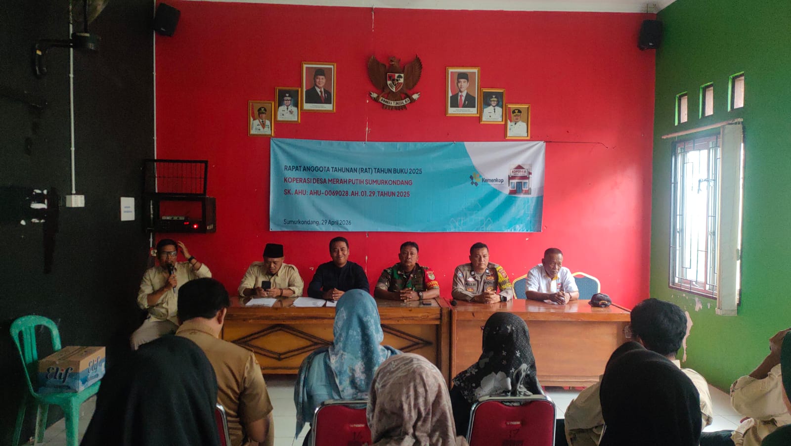 Bhabinkamtibmas Desa Sumurkondang Polsek Klari Hadiri Rapat Anggota Tahunan Koperasi Desa Merah Putih