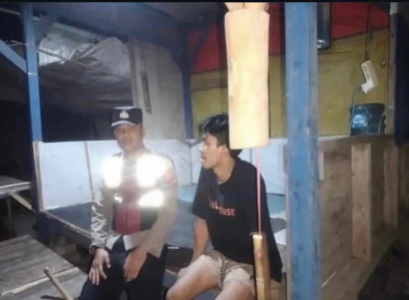 Anggota Bhabin Polsek Banyusari Melaksanakan Sosialisasikan Bahaya Judi Online Kepada Masyarakat