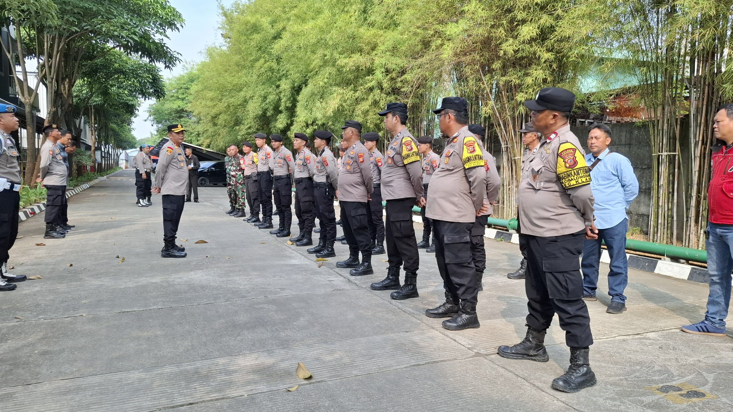 Kapolsek Klari Pimpin Apel dan Pengamanan Kunjungan Kerja Pemdes Sumurkondang ke PT Multi Indo Mandiri