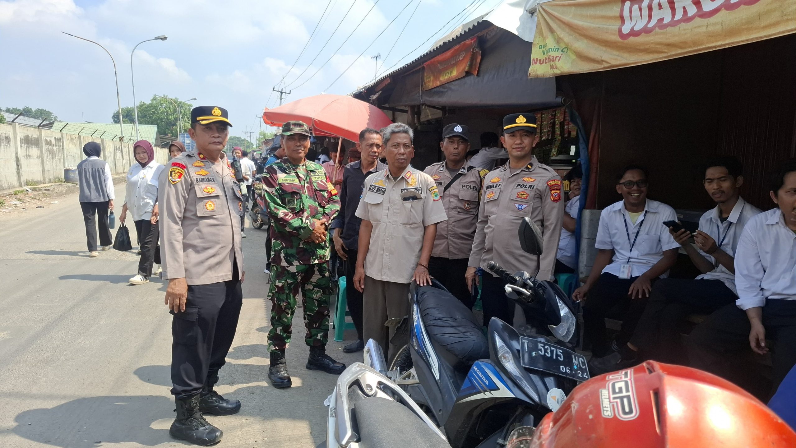 Kapolsek Klari Turun Langsung Memimpin Pengamanan Kunjungan Kerja Pemdes Sumurkondang ke PT Multi Indo Mandiri