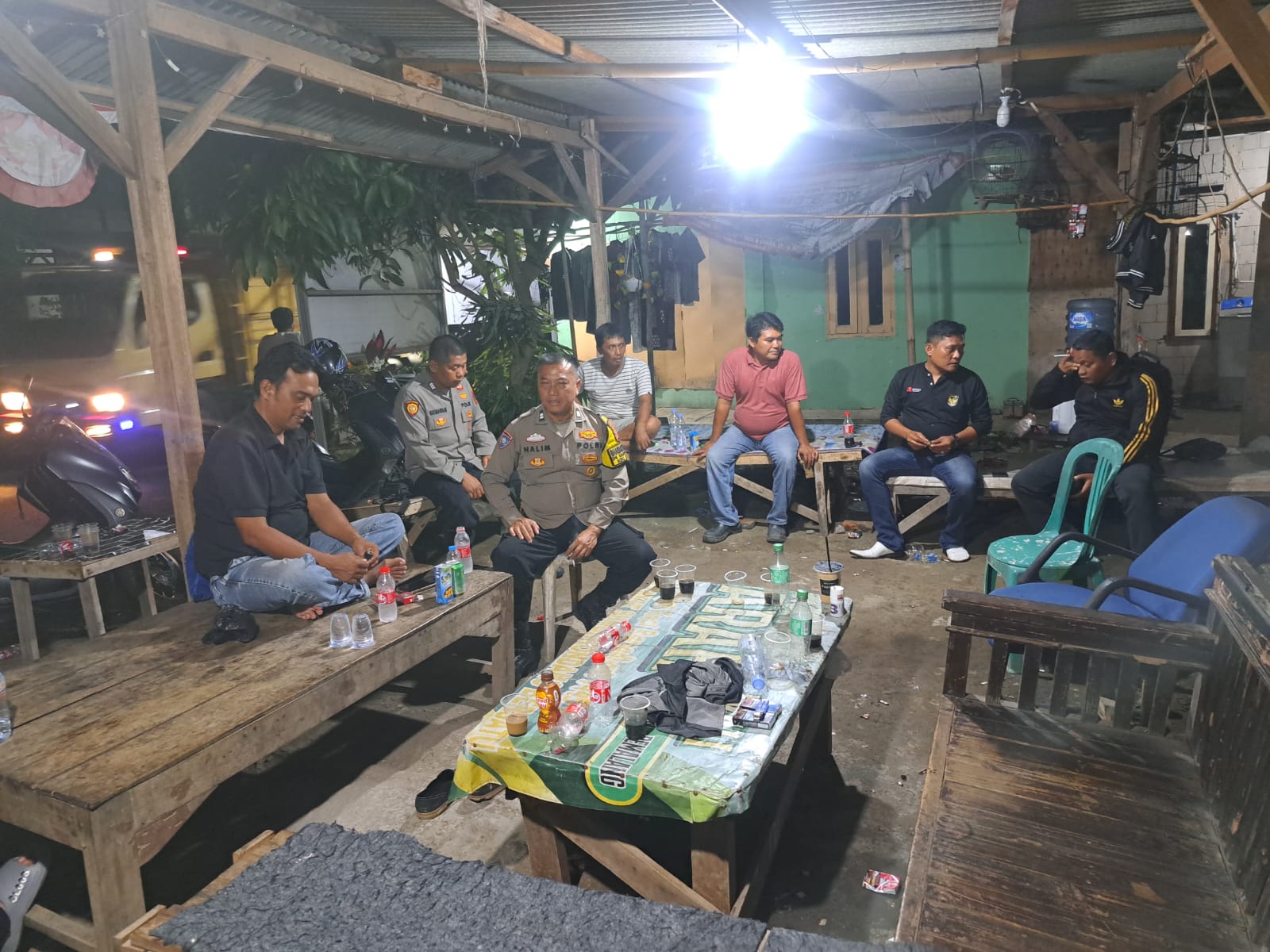Personel Polsek Klari Sambangi Warga Desa Sumurkondang, Pererat Silaturahmi dan Jaga Kamtibmas