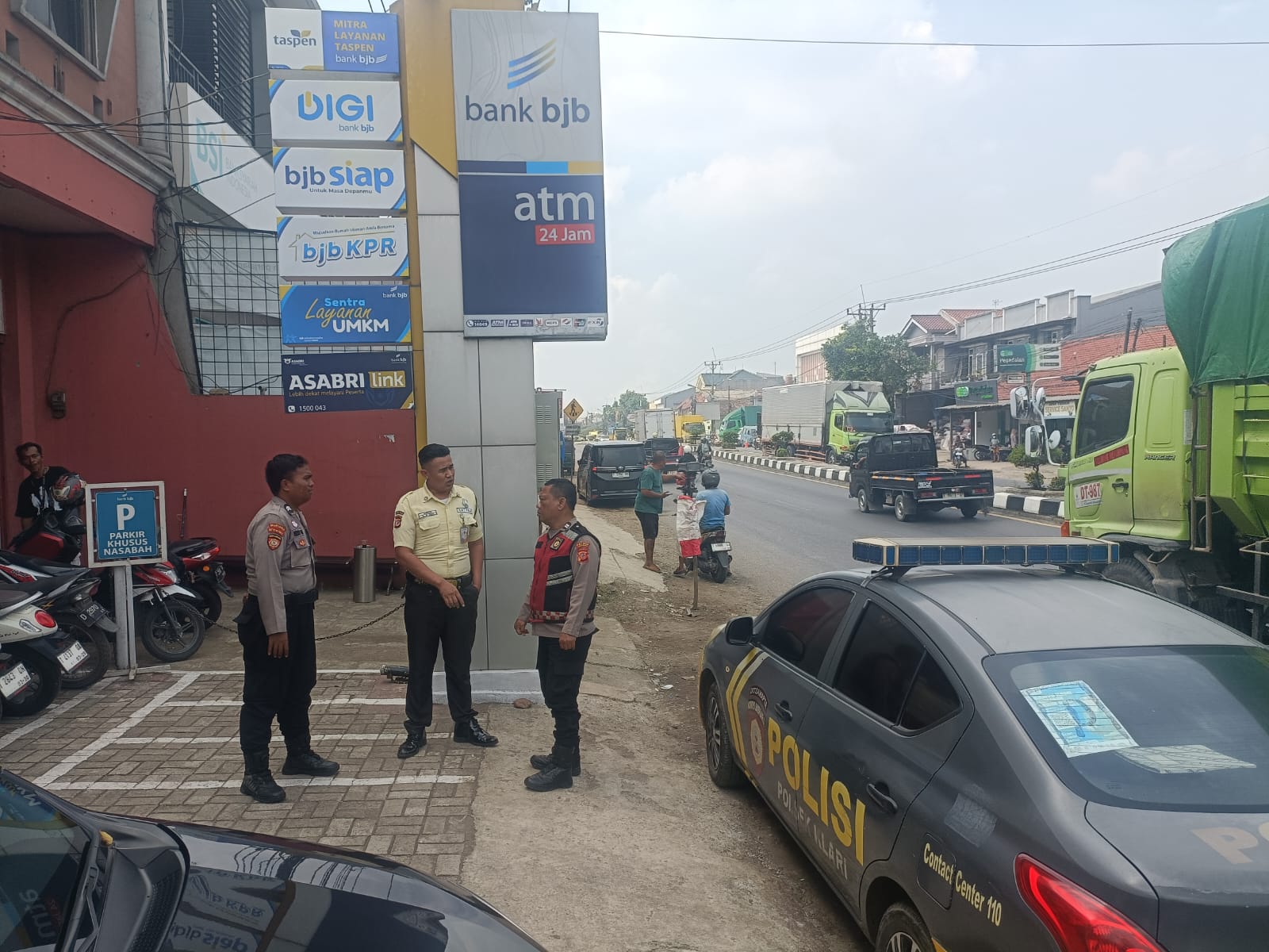 Patroli Polsek Klari Sambangi Security Bank BJB Serta Cek Kondusifitas ATM