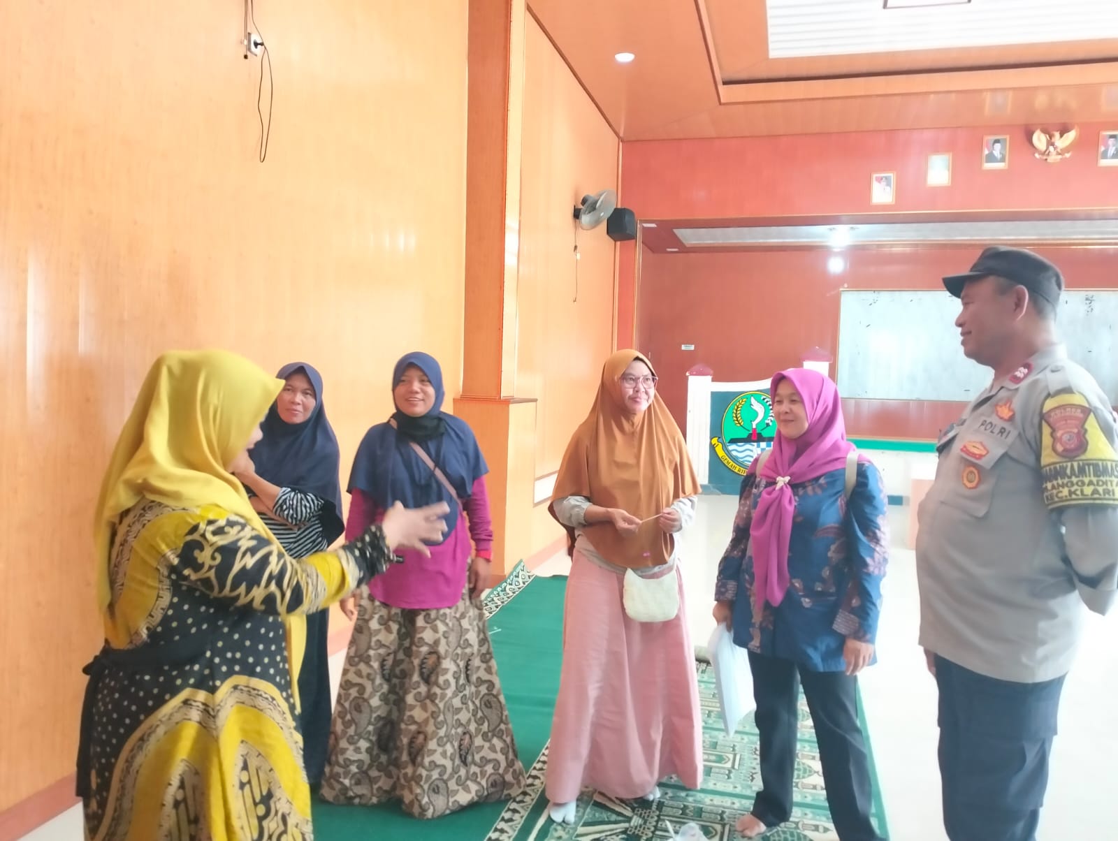 Bhabinkamtibmas Polsek Klari Berikan Penyuluhan Kamtibmas untuk Ibu Kader Posyandu