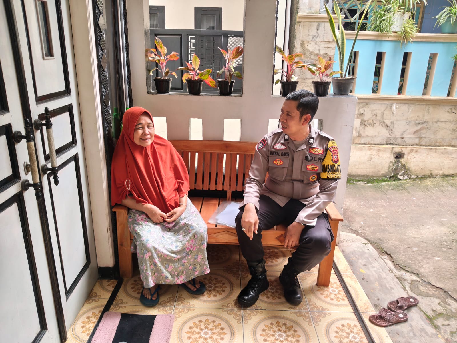 Bhabinkamtibmas Desa Walahar Himbau Warga Waspada terhadap Penipuan Online dan Informasi Hoaks