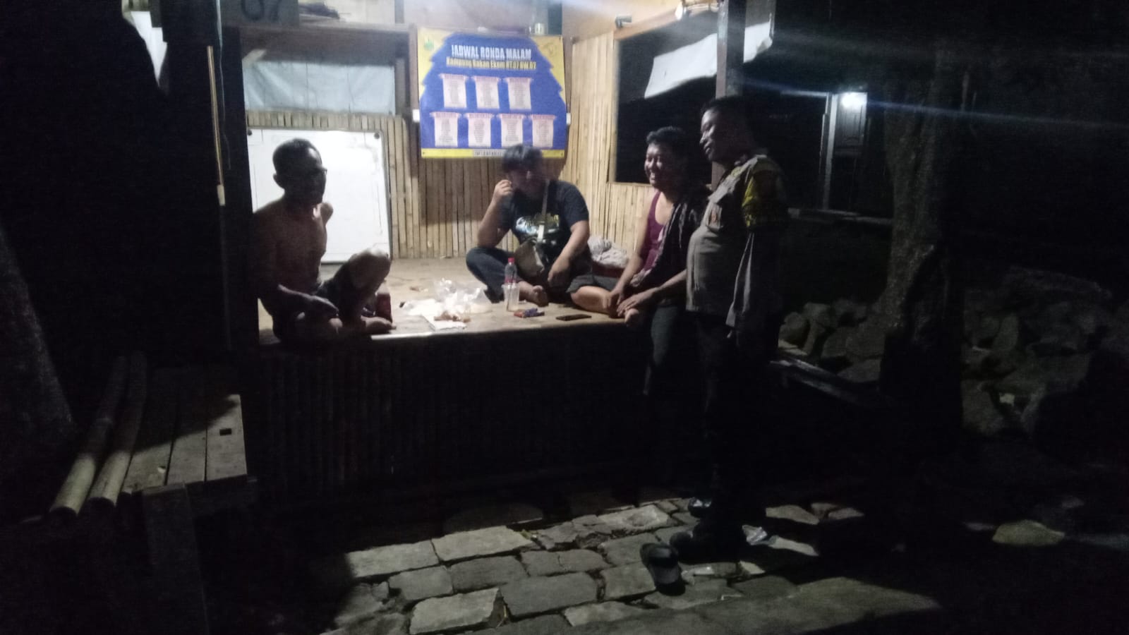 Bhabinkamtibmas Desa Cibalongsari Polsek Klari Ngawangkong Bersama Warga di Pos Ronda Bahas Kamtibmas