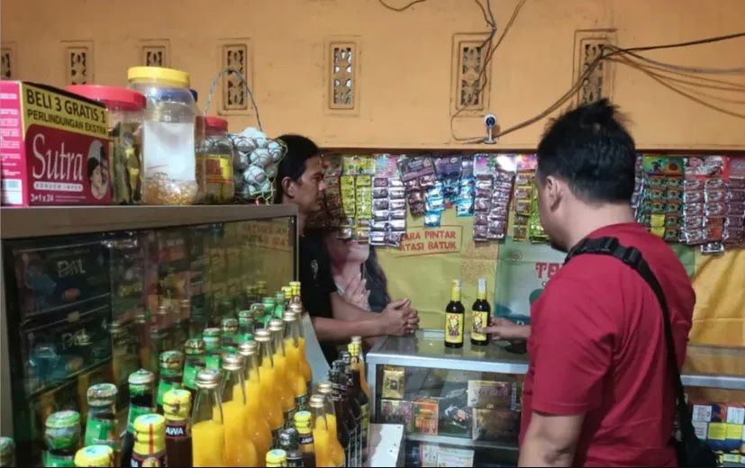 Kring Serse Polsek Banyusari Datangi Toko Jamu Temukan Miras 2 Botol Kecil