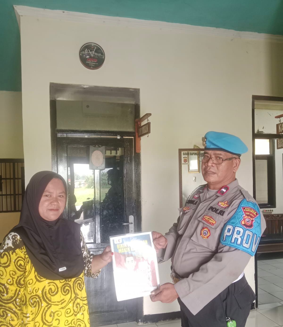 Polsek Banyusari Melaksanakan Sosialisasi QR Barcode ke Masyarakat Pengaduan Divisi Propam Polri Bidpropam Polda Jabar