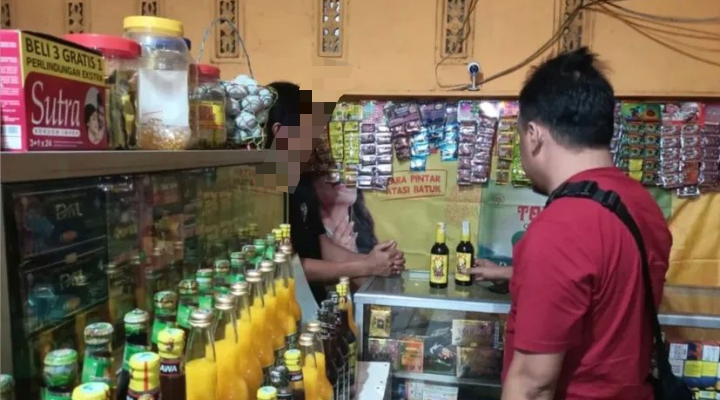 Kring Serse Polsek Banyusari Datangi Toko Jamu Temukan Miras 2 Botol Kecil