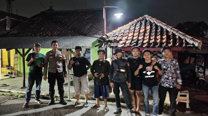Bhabinkamtibmas Polsek Klari Ikut Serta Giat Ronda Bersama Warga